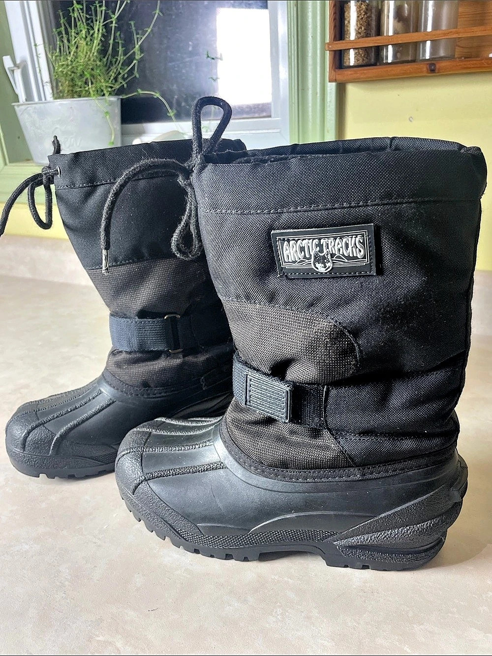 Arctic Tracks Women’s Winter Boots in Black US 6 Made in Canada